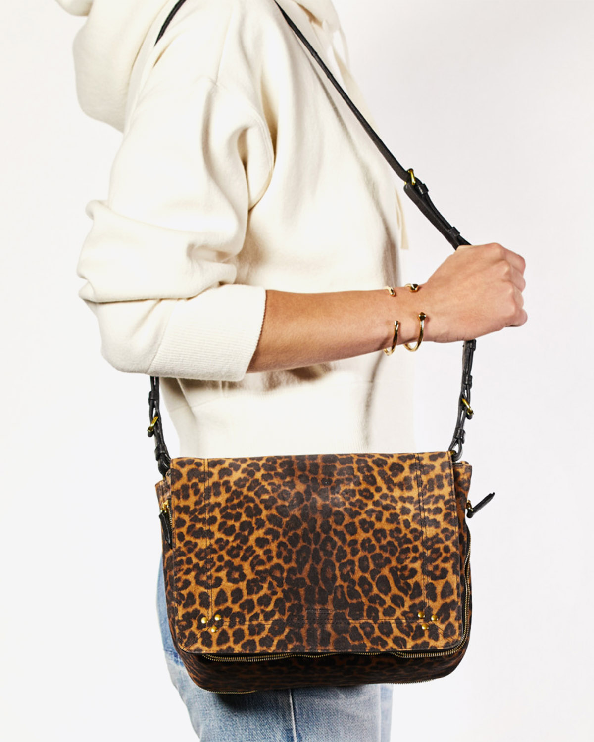 Sac bandoulière Igor split léopard chamois Jérôme Dreyfuss. Porté épaule profil.