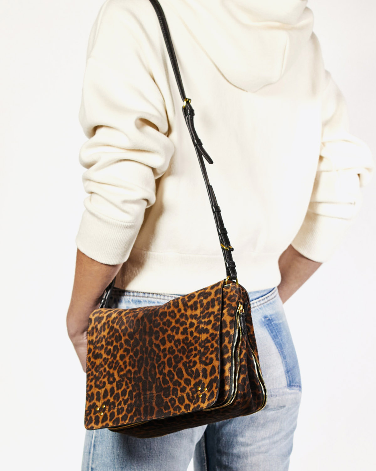 Sac bandoulière Igor split léopard chamois Jérôme Dreyfuss. Porté épaule dos.