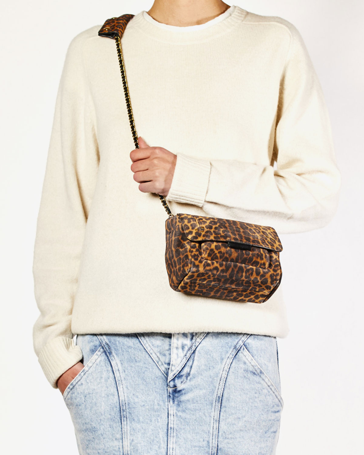 Mini-sac Lulu S en cuir velours imprimé léopard Jérôme Dreyfuss. Porté long crossover.