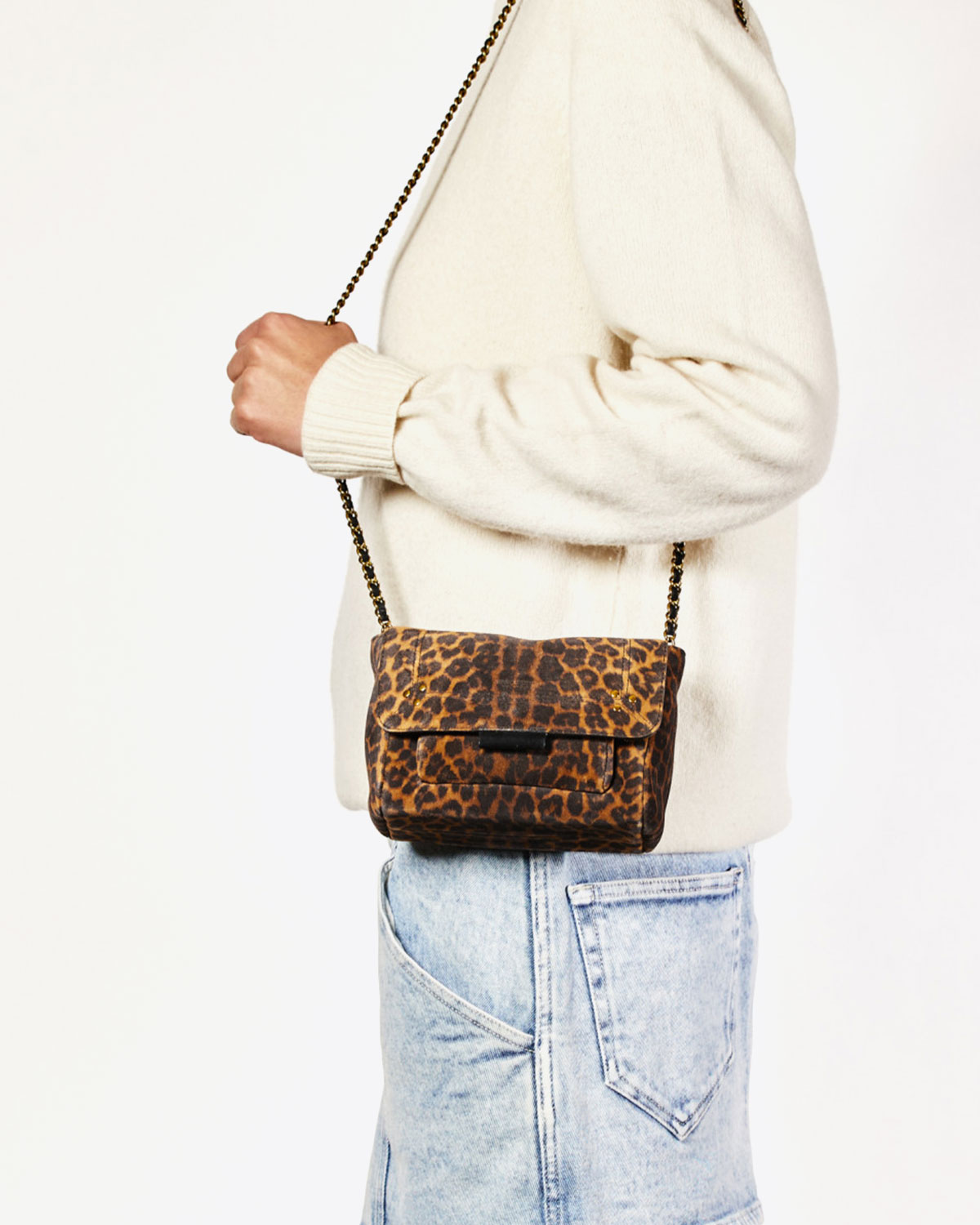 Mini-sac Lulu S en cuir velours imprimé léopard Jérôme Dreyfuss. Porté épaule.