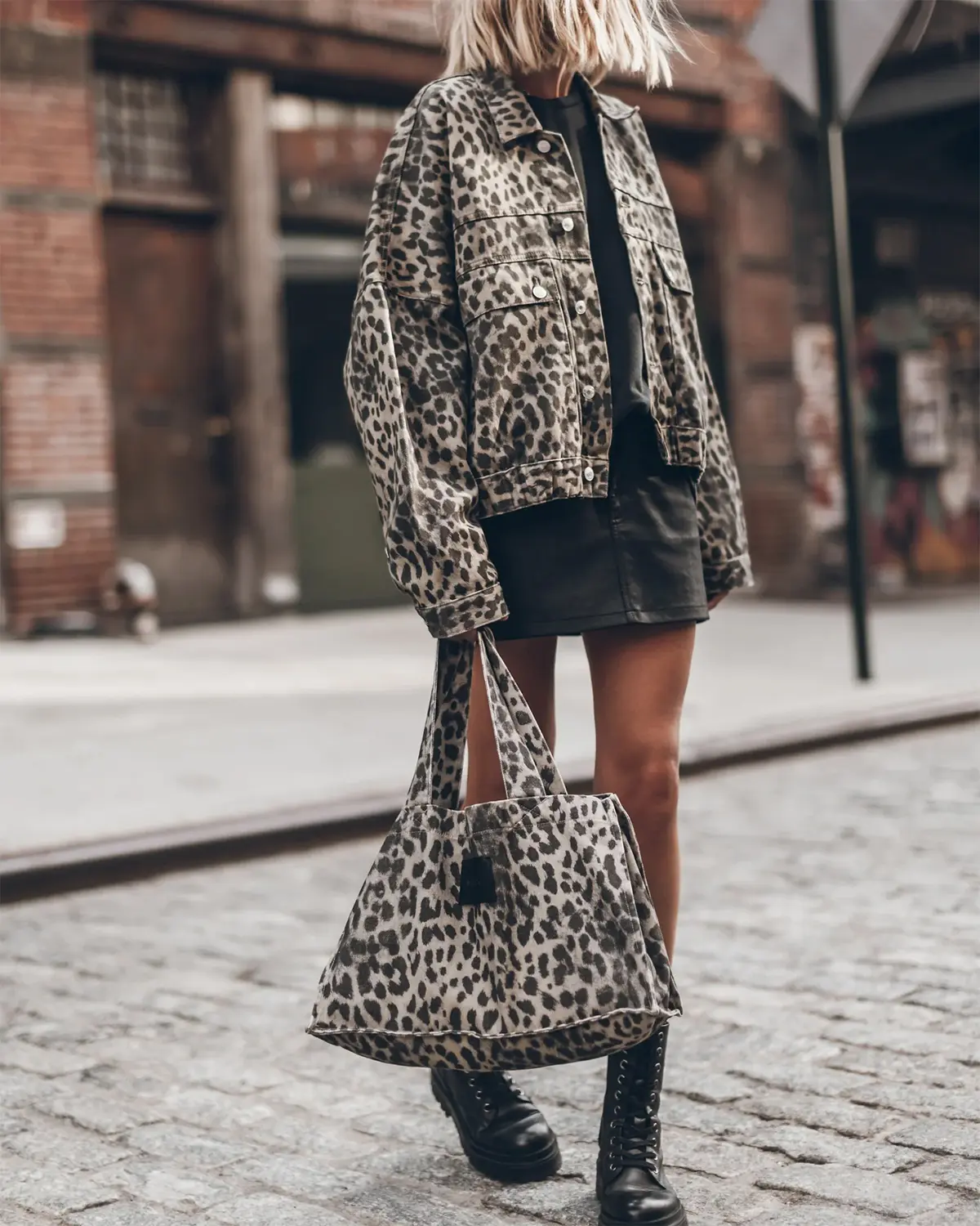 Sac cabas en toile Mikuta imprimé léopard. Vue porté. 