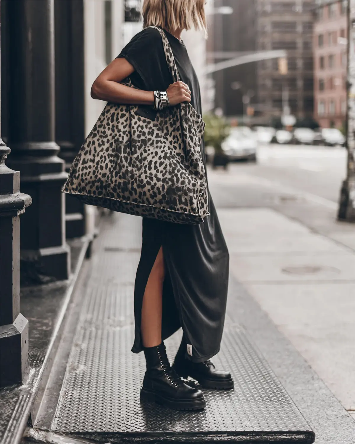 Sac cabas en toile large Mikuta imprimé léopard. Vue Porté de profil. 