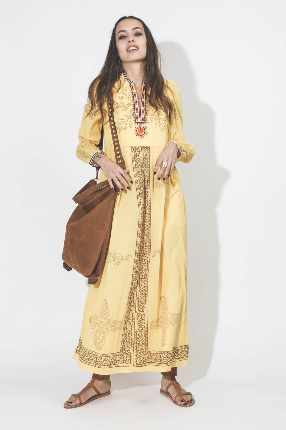 Bandoulière en cuir naturel clouté Festival Jérôme Dreyfuss. Porté avec une robe longue.