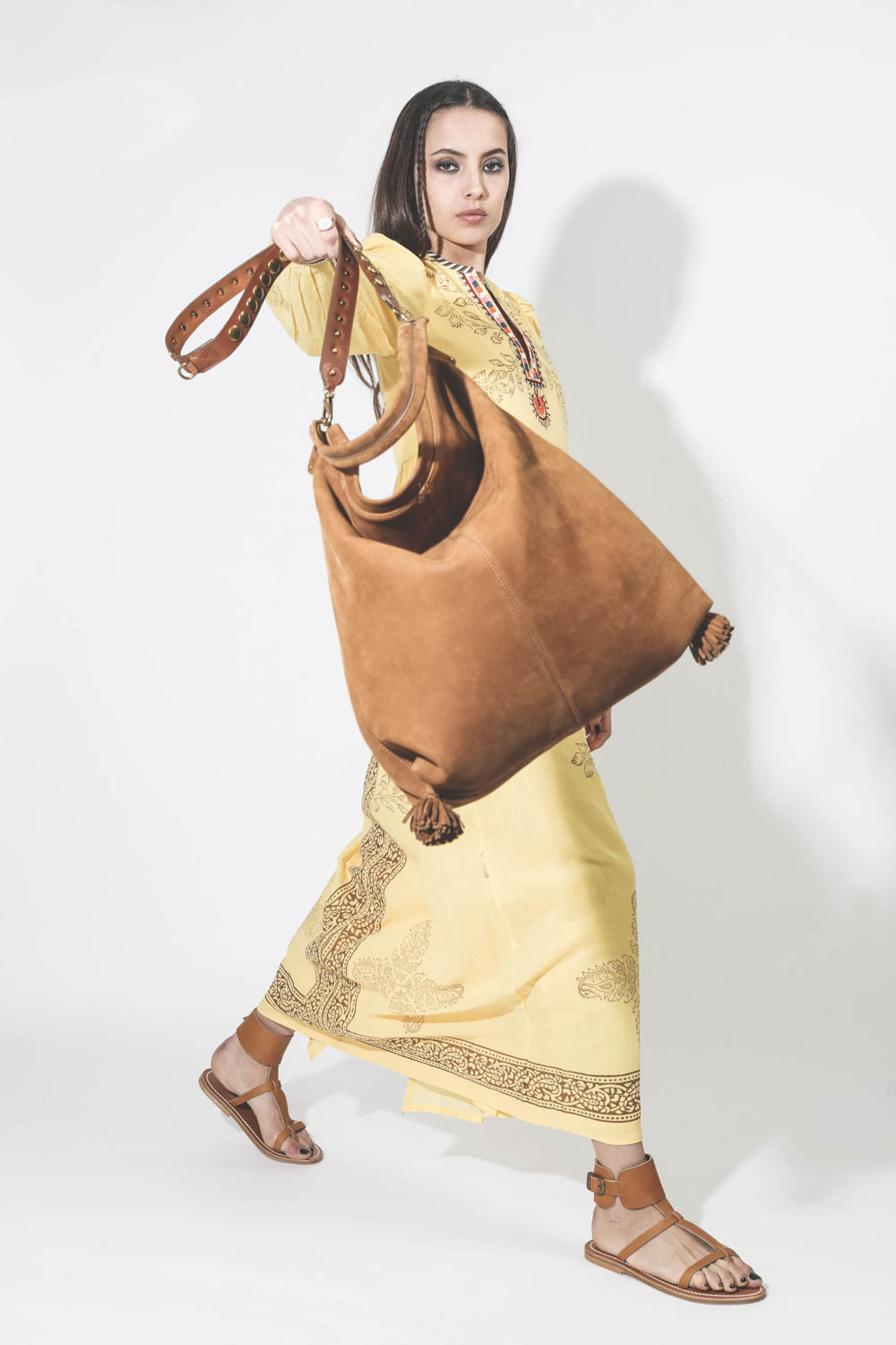 Bandoulière en cuir naturel clouté Festival Jérôme Dreyfuss. Porté avec le cabas Paul.