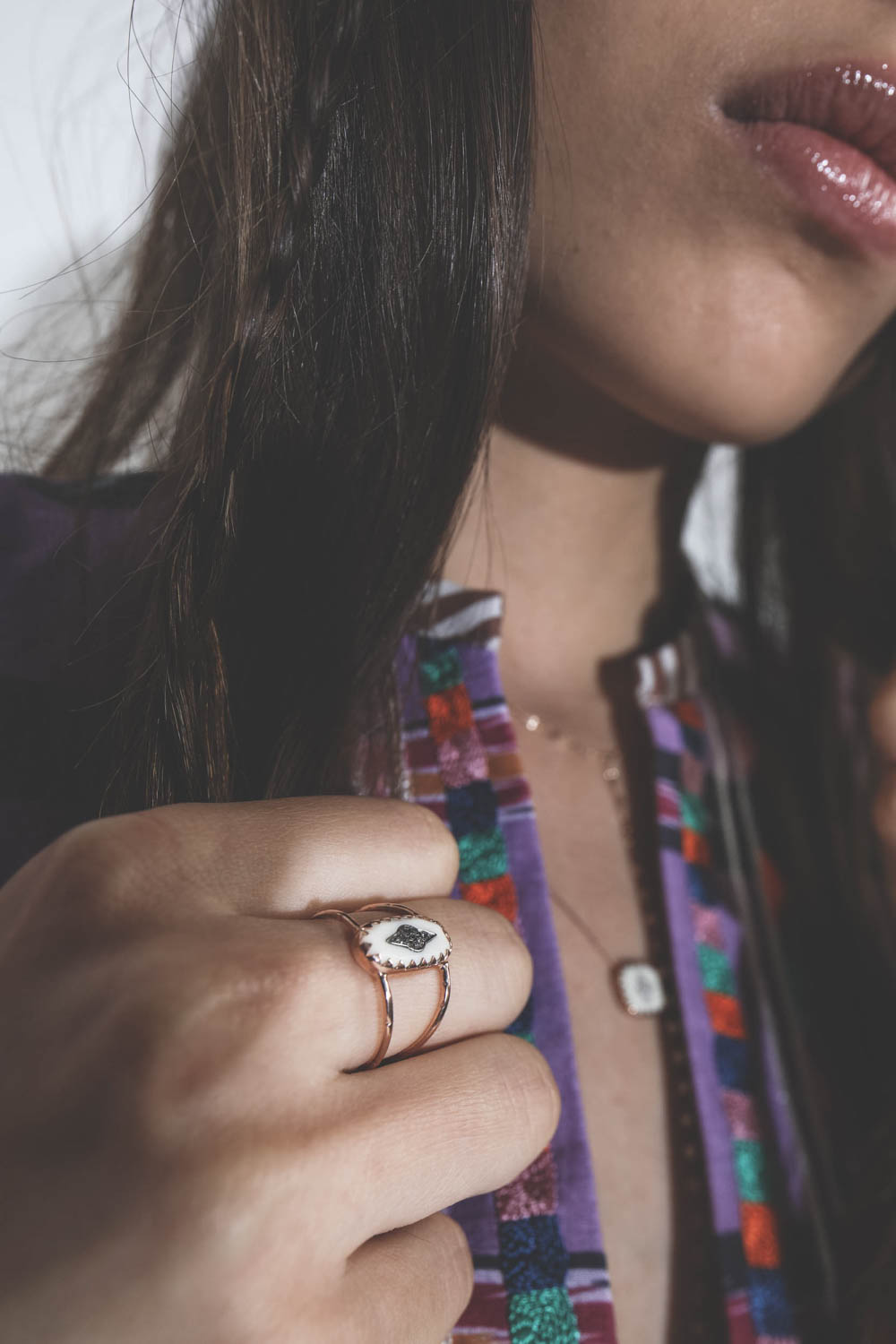 Bague Mahé en or et bakélite blanche et diamant Pascale Monvoisin. A porter avec la bague Pierrot. 