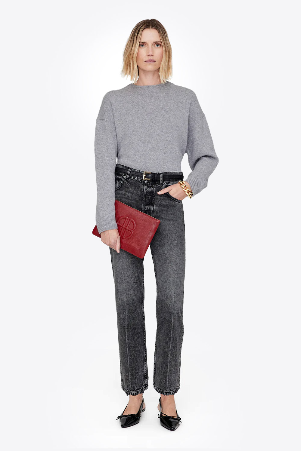 Pochette Lili Anine Bing en cuir grainé rouge. Vue porté à la main.