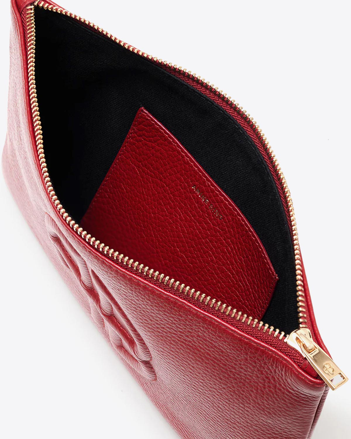 Pochette Lili Anine Bing en cuir grainé rouge. Vue détails.