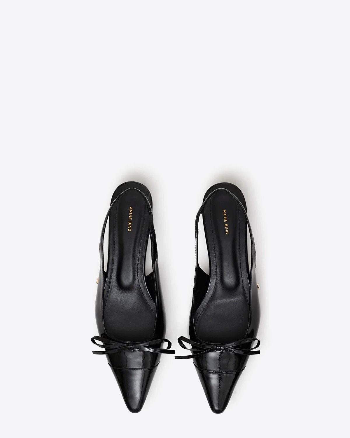 Ballerines Slingback Zoey Anine Bing en cuir noir. 