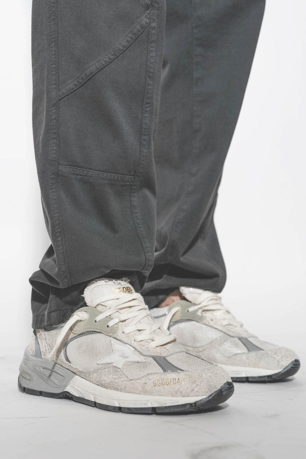 Baskets Running Dad blanche étoile en cuir lisse blanc Golden Goose femme. Porté de profil.