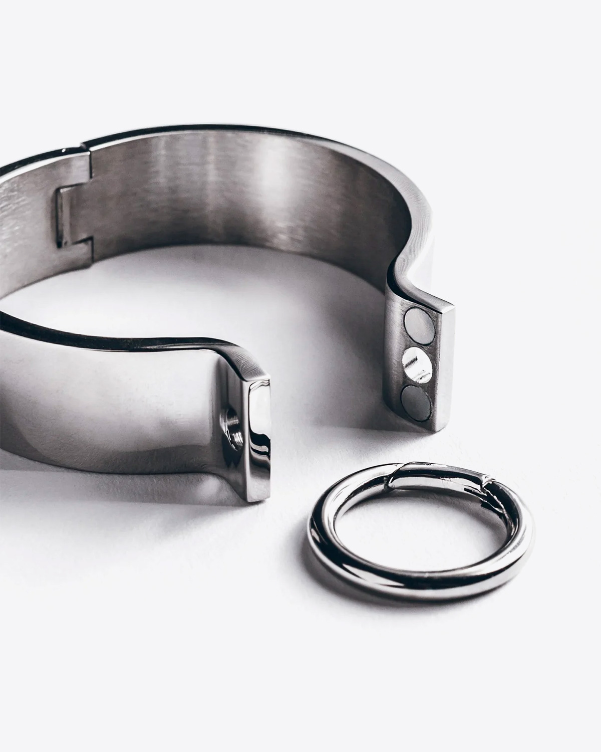 Bracelet manchette en argent avec une fermeture aimant et un anneau Mikuta. Détail de la fermeture aimants avec l'anneau. 