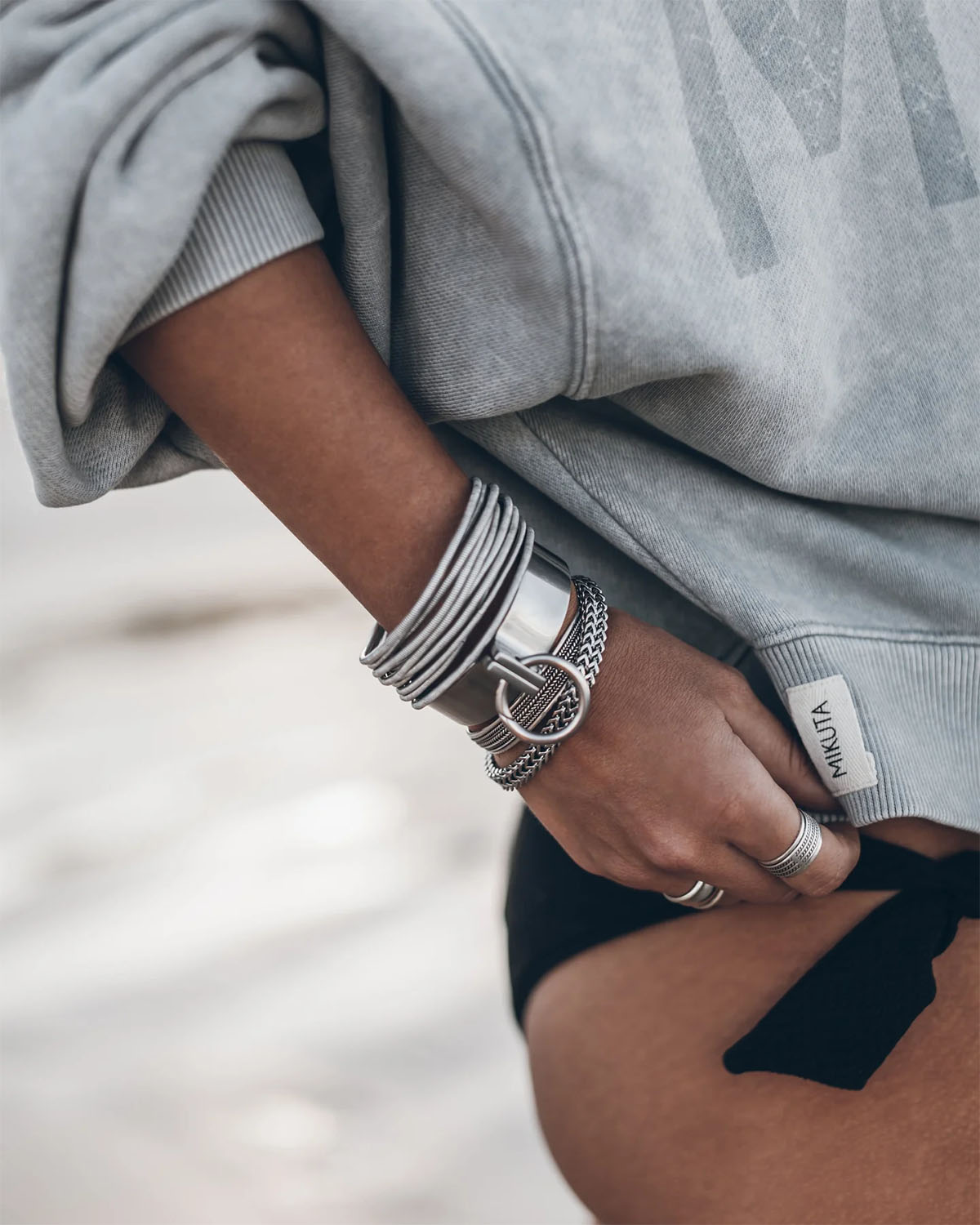 Bracelet manchette en argent avec une fermeture aimant et un anneau Mikuta. Porté en accumulation.