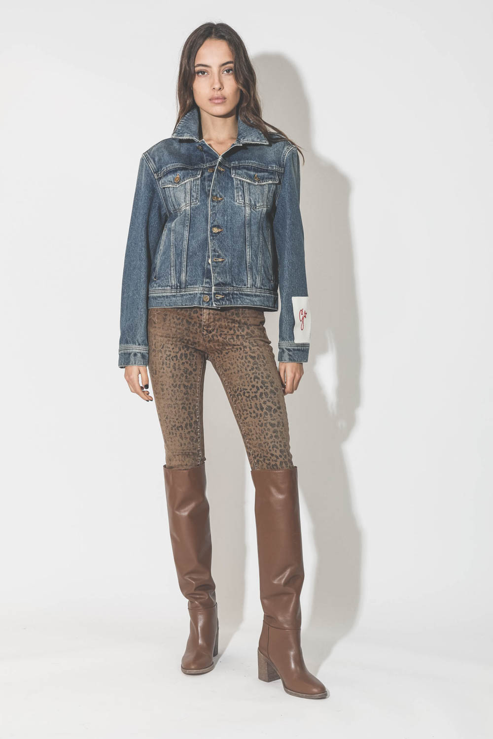 Blouson en jean bleu ciel Golden Goose. Porté de face.