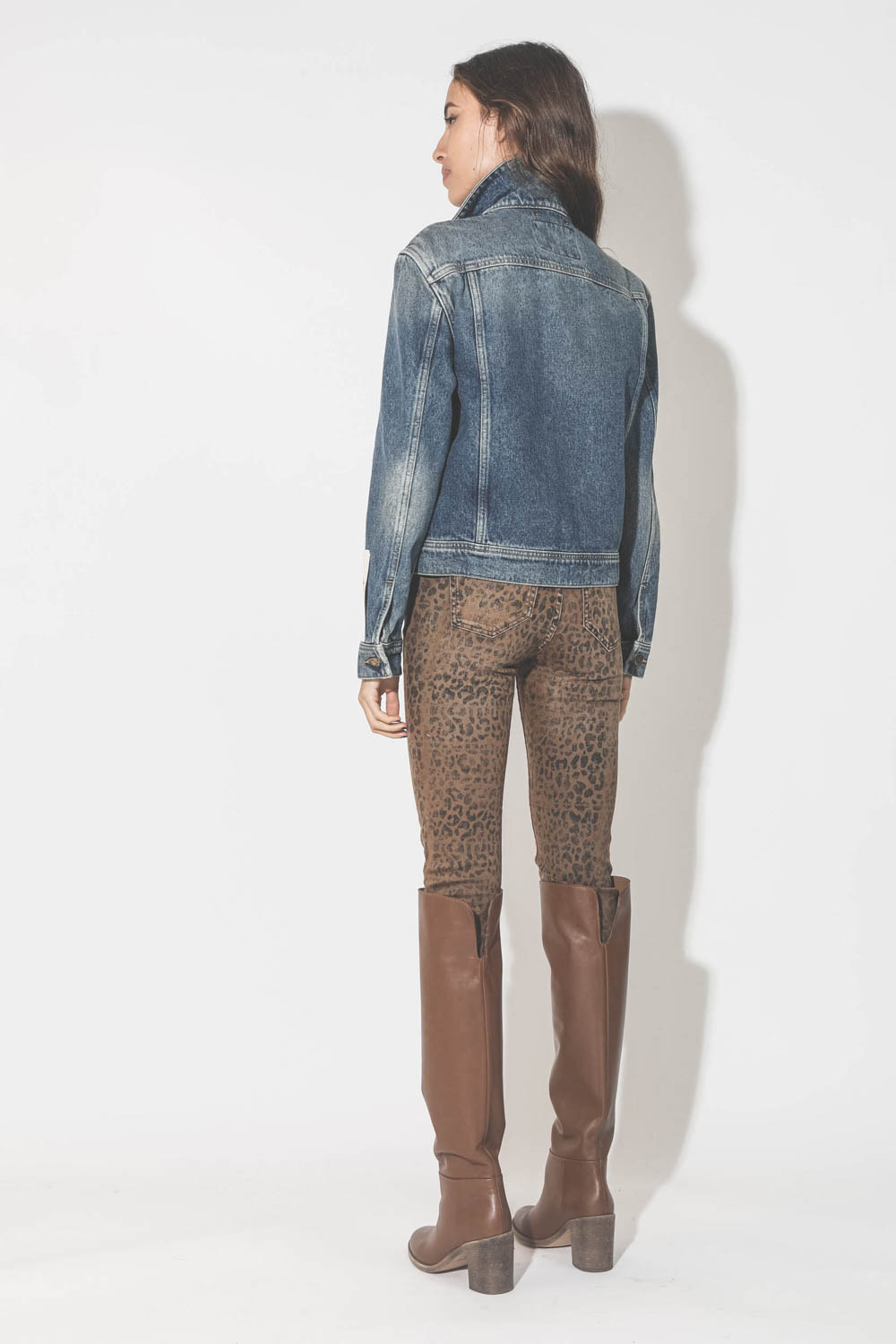 Blouson en jean bleu ciel Golden Goose. Porté de dos.