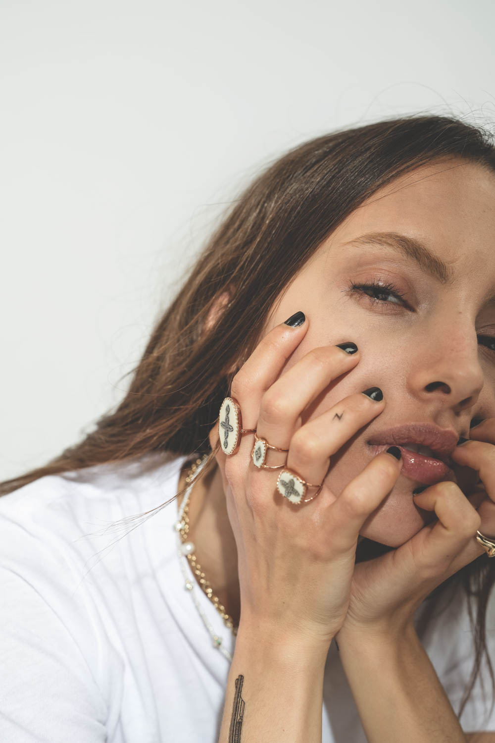 Bague chevalière blanche en or et diamants Bowie Pascale Monvoisin. Porté avec le thème Bowie à la main gauche.