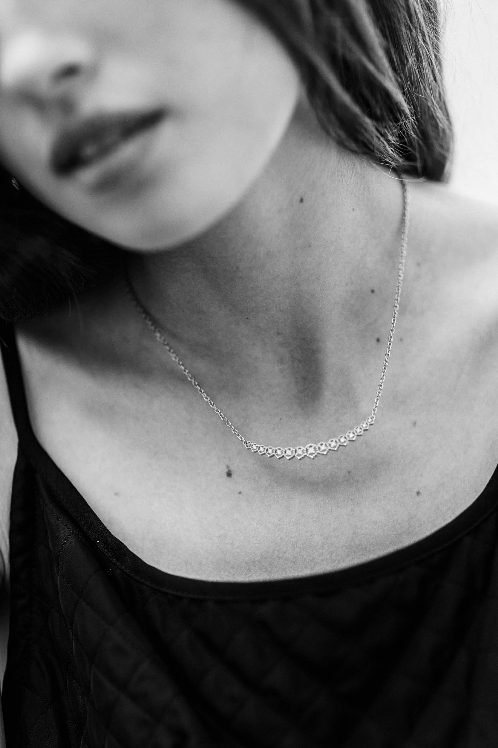 Collier en argent et diamants Light Fever De Jaegher. Porté avec une robe noire.