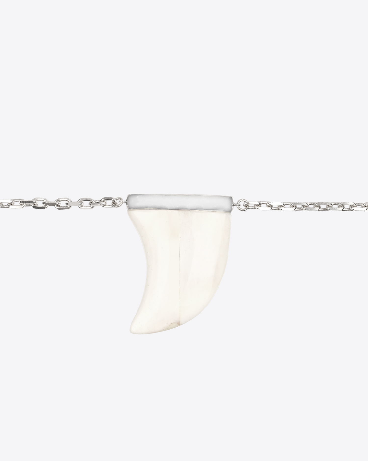 Collier Elen Isabel Marant avec dent en os et métal argenté.  Détails 