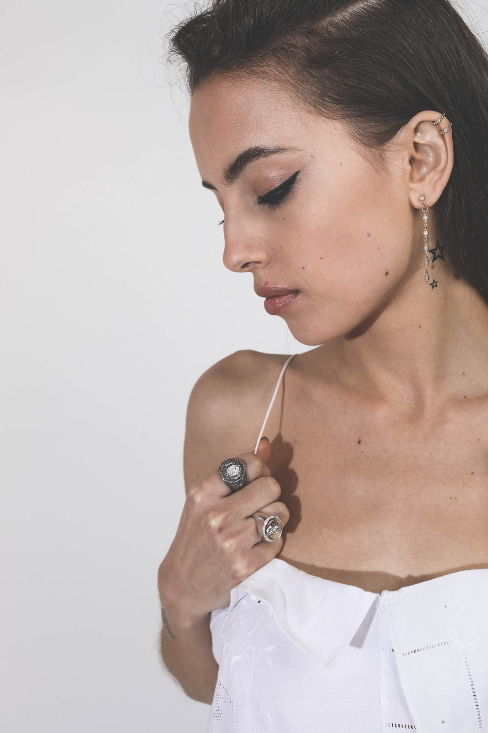 Pendentif d'oreille en or jaune et diamants à porter sur une créole charm Sunny Bubble De Jaegher. Porté de profil.