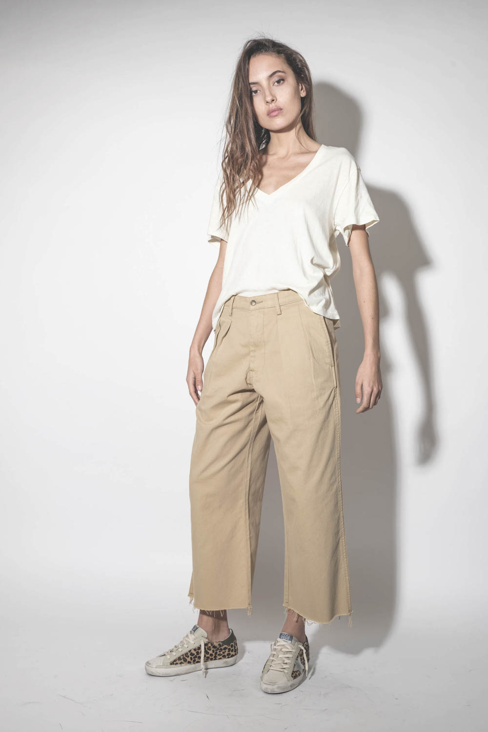 Pantalon large à pinces en toile de coton beige Chino Denimist. Porté de face.