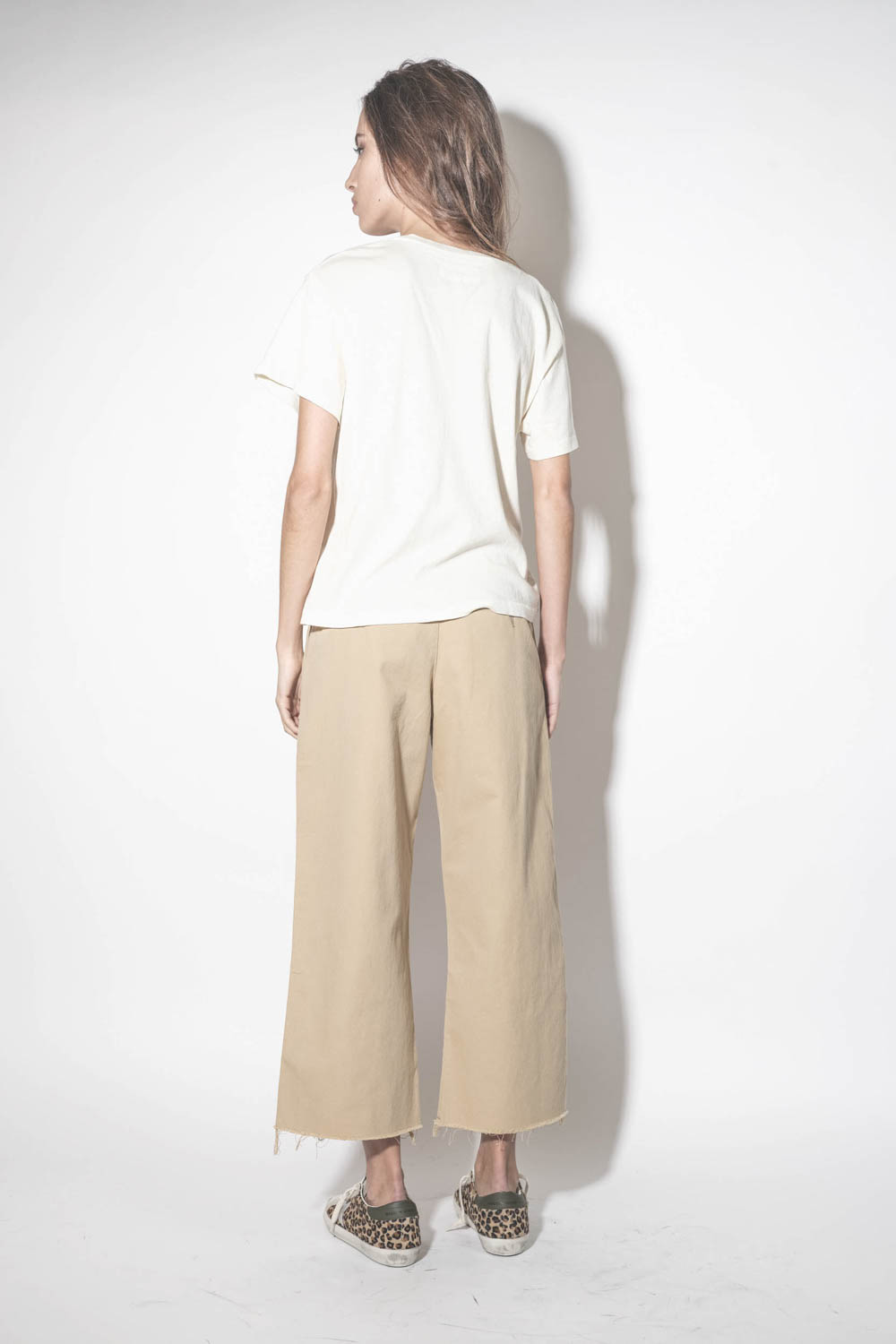Pantalon large à pinces en toile de coton beige Chino Denimist. Porté de dos.