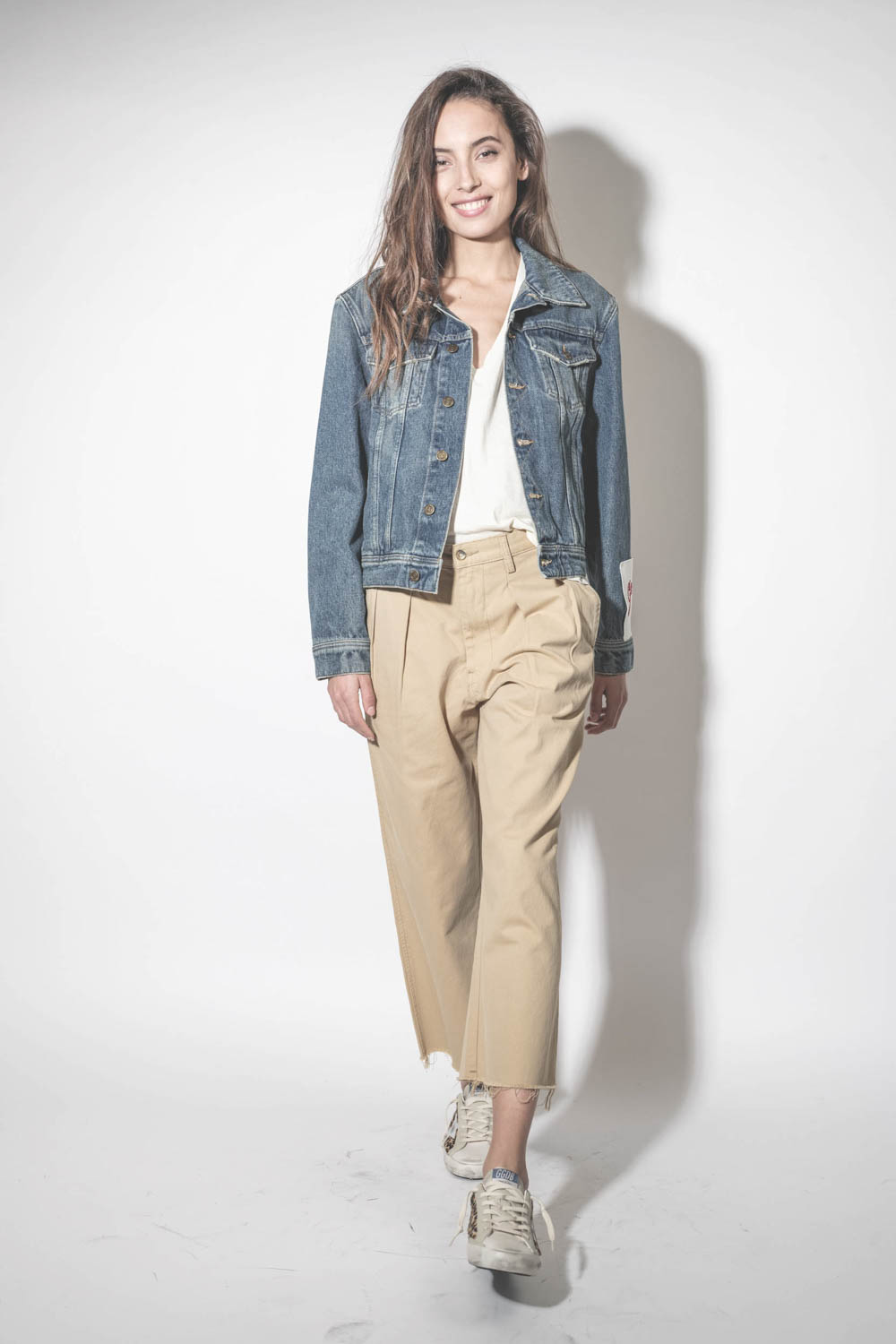 Pantalon large à pinces en toile de coton beige Chino Denimist. Porté avec un blouson en jean. 