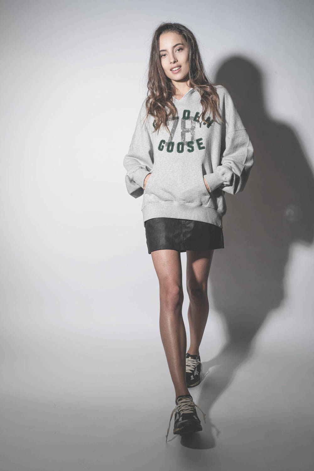 Baskets Running Dad noir et argent 90282 Golden Goose femme. Porté de face.