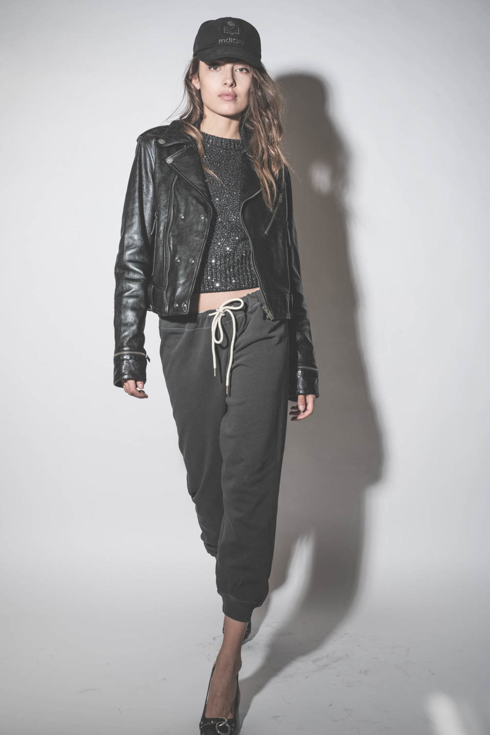 Blouson Perfecto en cuir brillant noir Nevada Golden Goose. Porté de face.