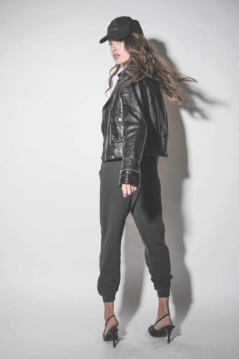 Blouson Perfecto en cuir brillant noir Nevada Golden Goose. Porté de profil.