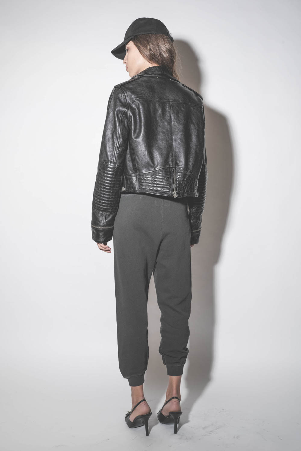 Blouson Perfecto en cuir brillant noir Nevada Golden Goose. Porté de dos.