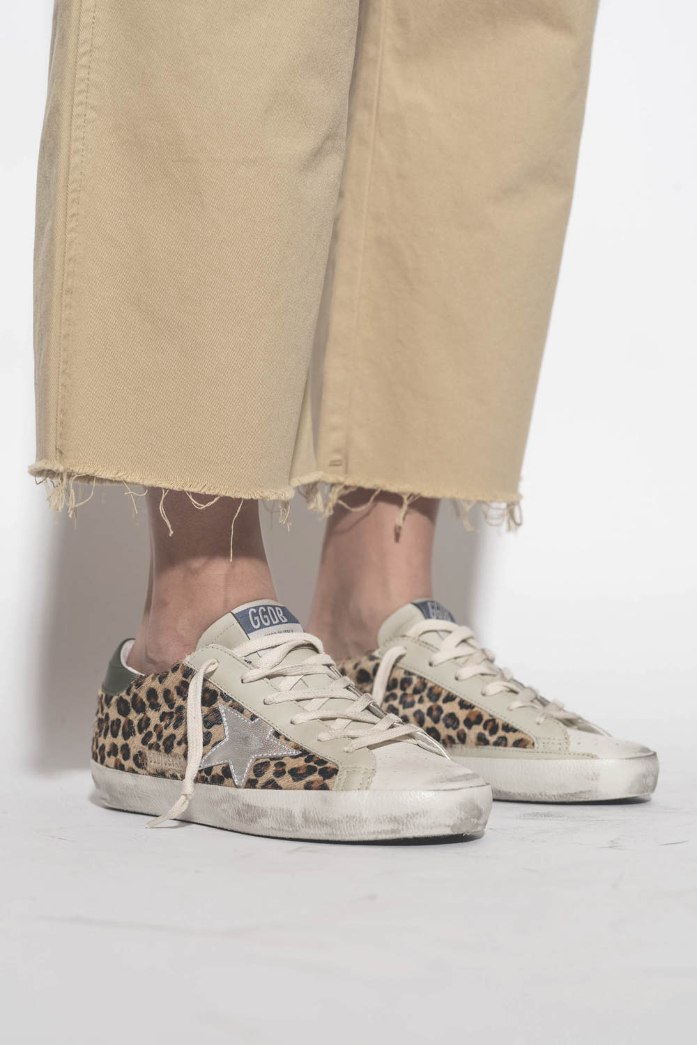 Sneakers Superstar en cuir Pony léopard Golden Goose. Porté avec un pantalon large en toile beige.