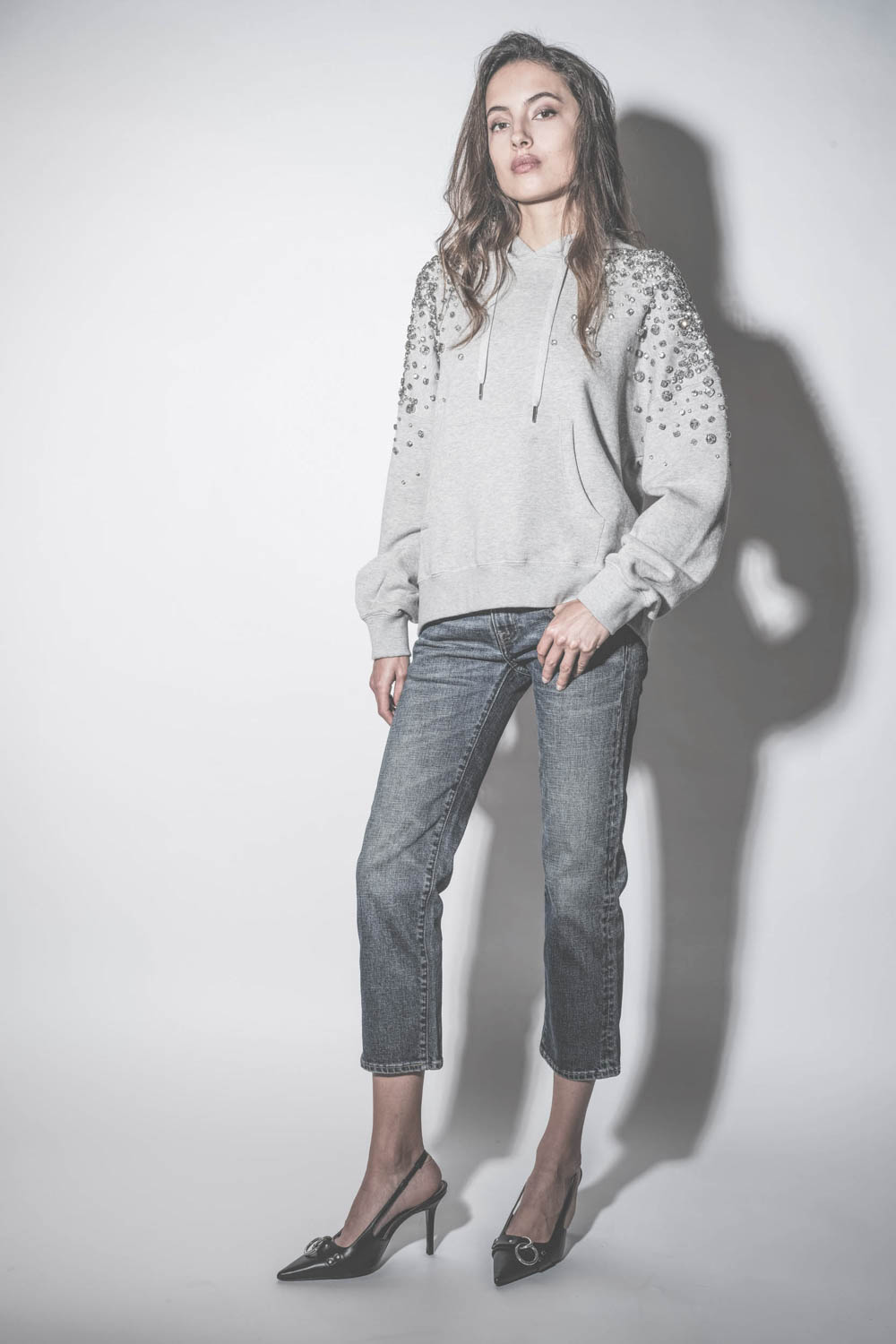 Sweatshirt à capuche gris chiné brodé de pierres en cristal sur les épaules et les bras Golden Goose. Porté de face. 