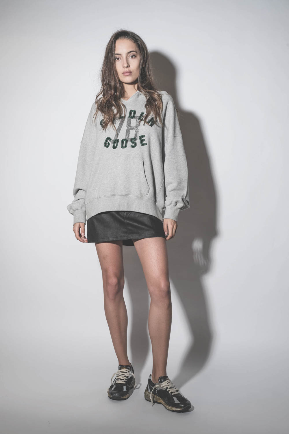 Sweatshirt à capuche gris chiné logo brodé Golden Goose 78. Porté de face.