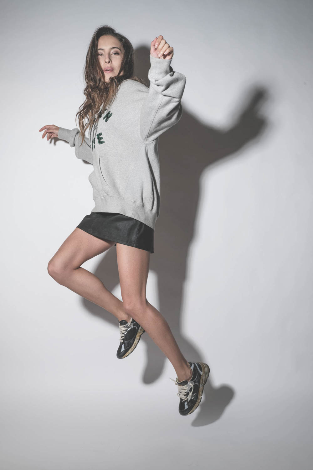 Sweatshirt à capuche gris chiné logo brodé Golden Goose 78. Porté de profil.