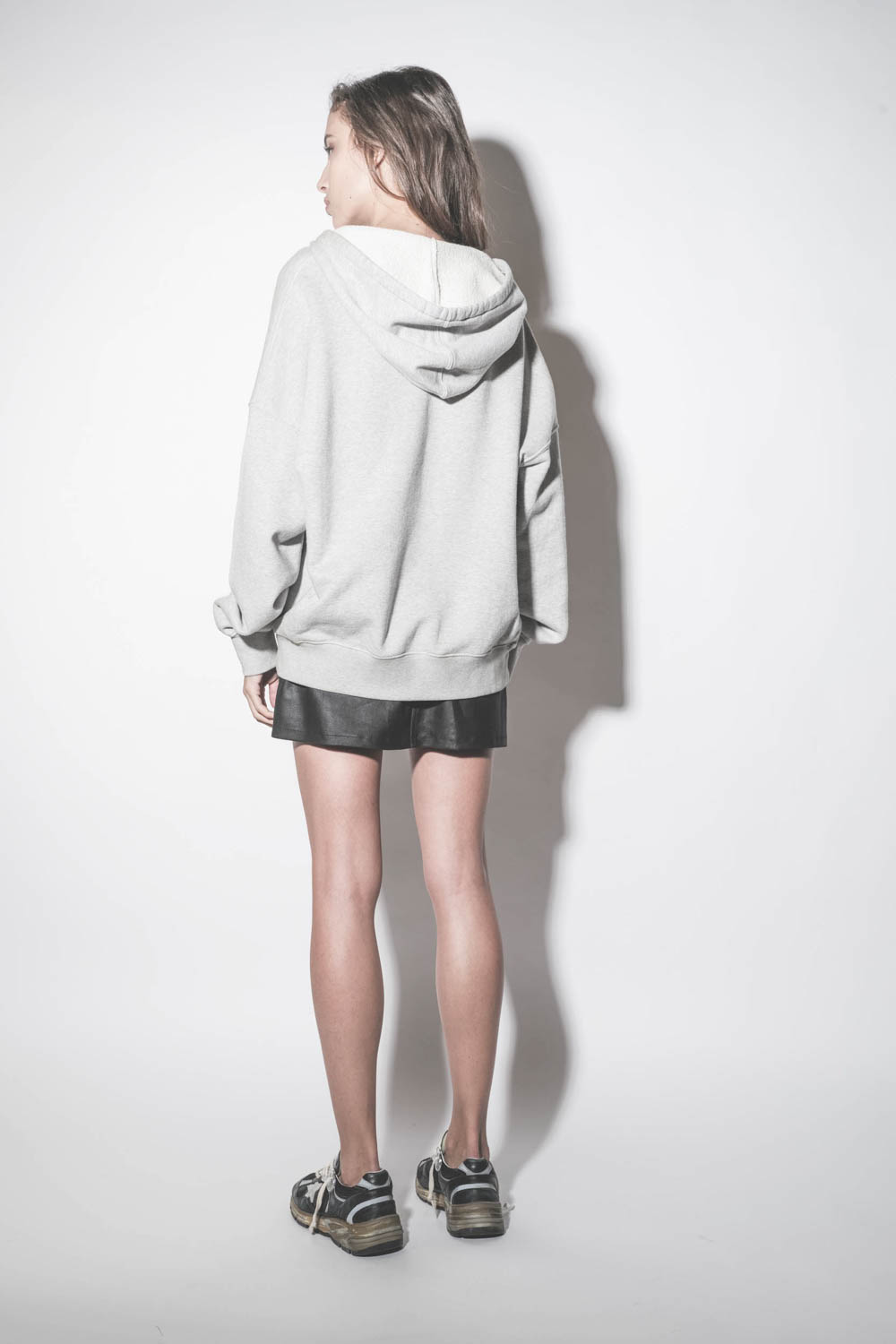 Sweatshirt à capuche gris chiné logo brodé Golden Goose 78. Porté de dos.