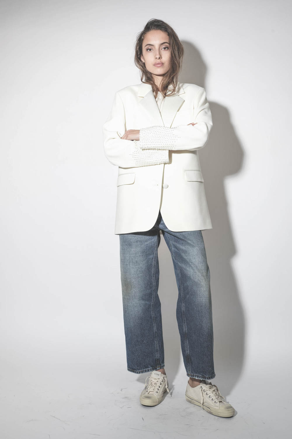 Veste de costume écru col satin perles brodées sur les bas de manches Golden Goose. Porté de face.