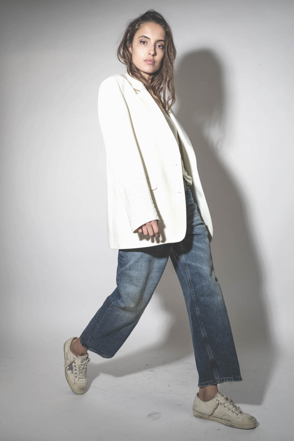 Veste de costume écru col satin perles brodées sur les bas de manches Golden Goose. Porté de profil.