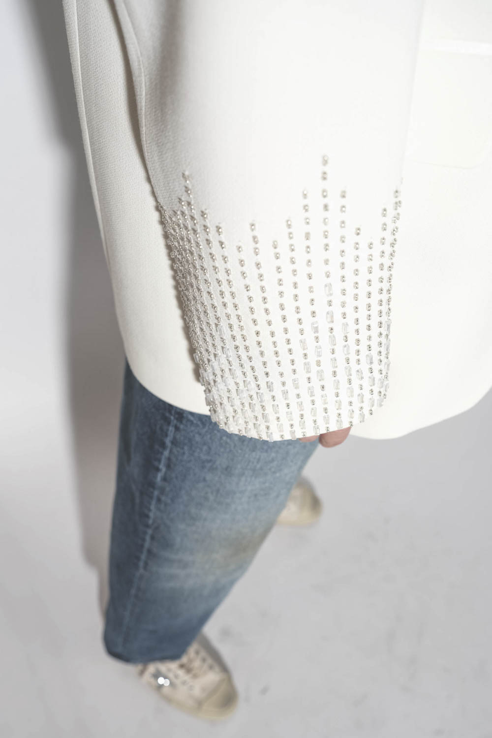 Veste de costume écru col satin perles brodées sur les bas de manches Golden Goose. Détail des manches brodées de perles.