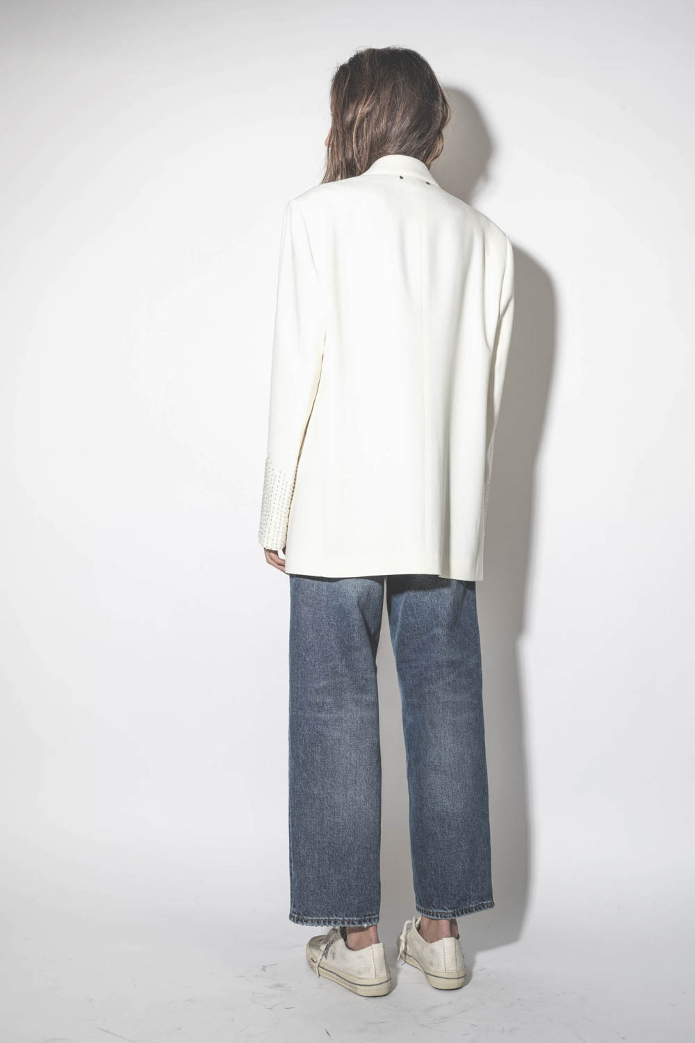 Veste de costume écru col satin perles brodées sur les bas de manches Golden Goose. Porté de dos.
