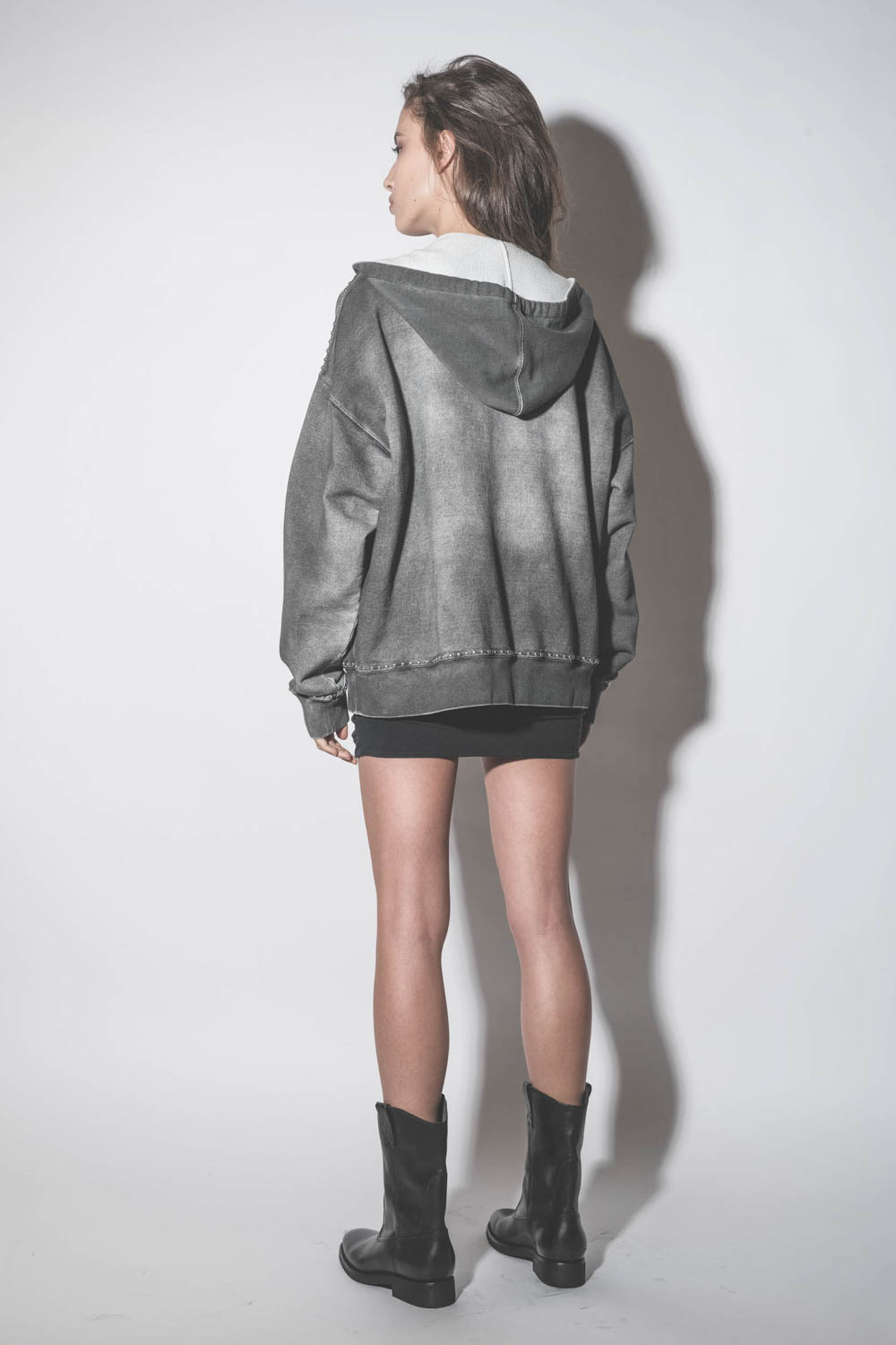 Veste sweatshirt à capuche grise délavée cloutée Golden Goose. Porté de dos. 