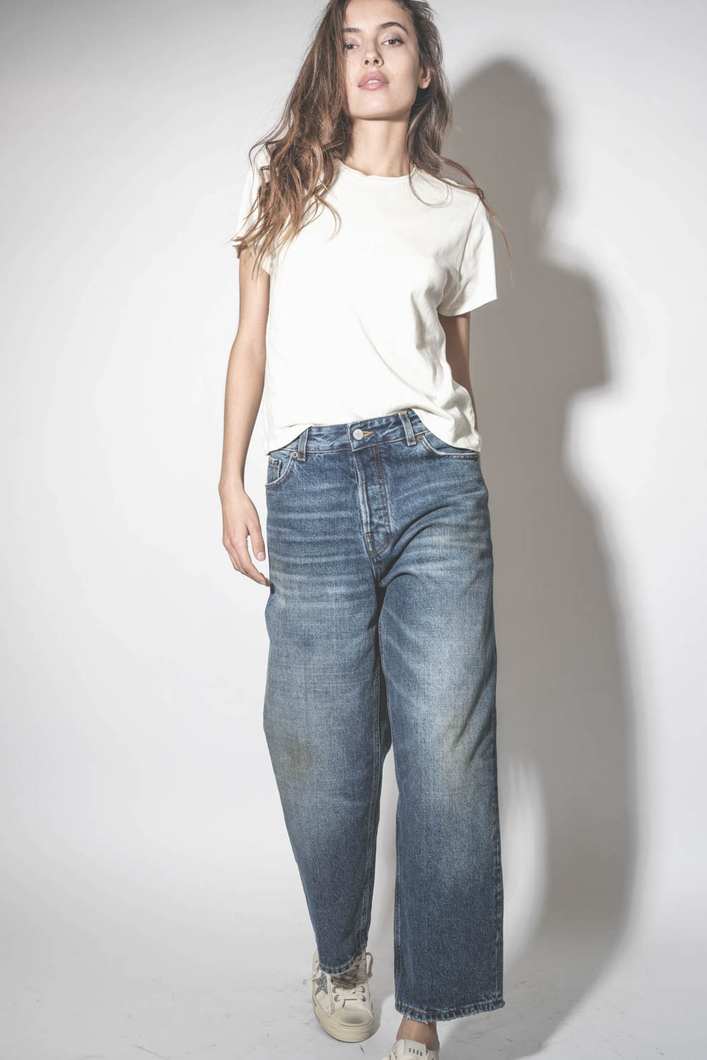 Jean large et court baggy délavage Mid Blue Betty Haikure. Porté avec un tee-shirt écru.