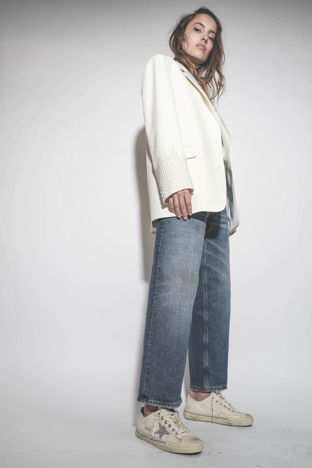 Jean large et court baggy délavage Mid Blue Betty Haikure. Porté avec un blazer écru.