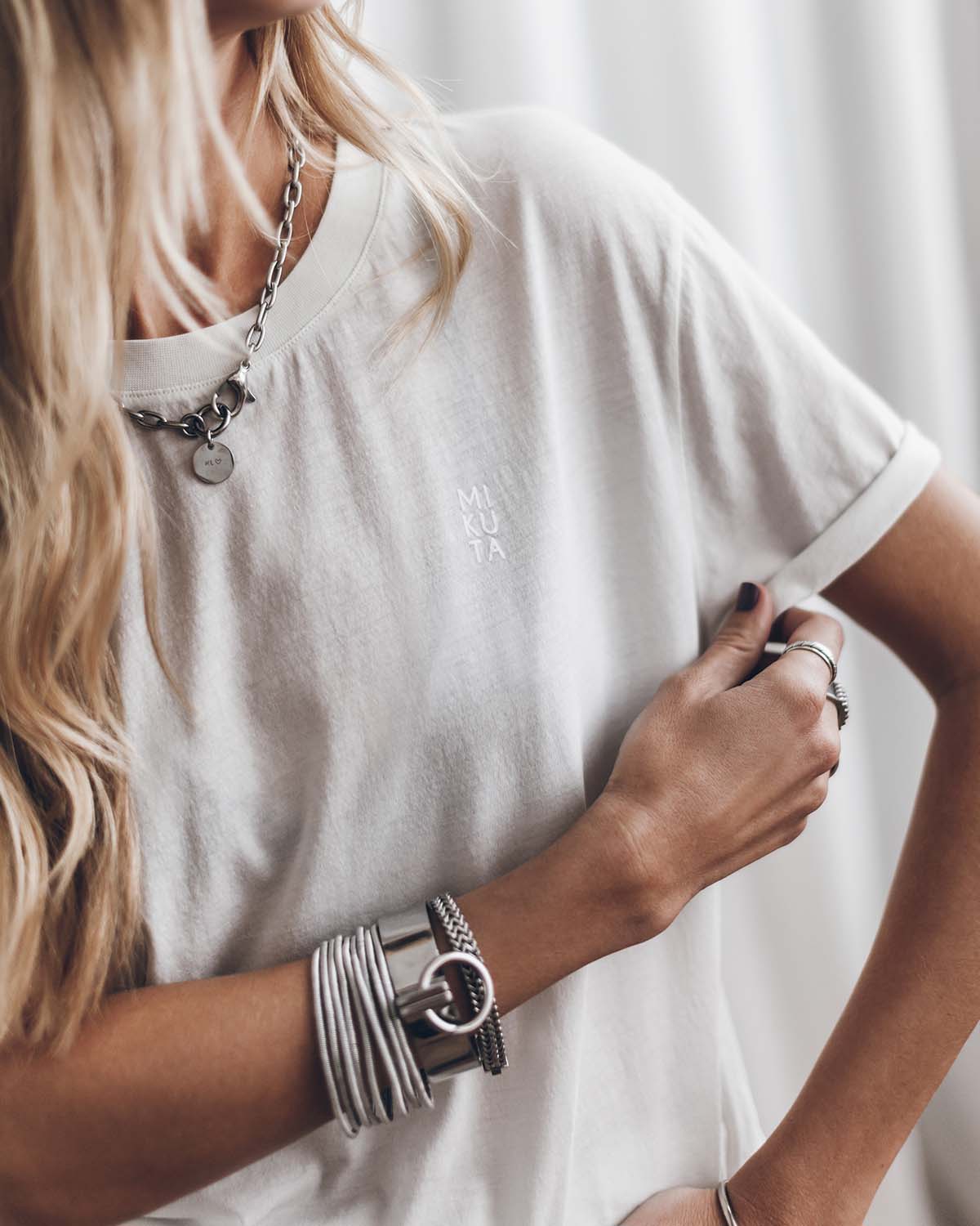 Bracelet manchette en argent fermeture anneau Mikuta.Porté en accumulation.