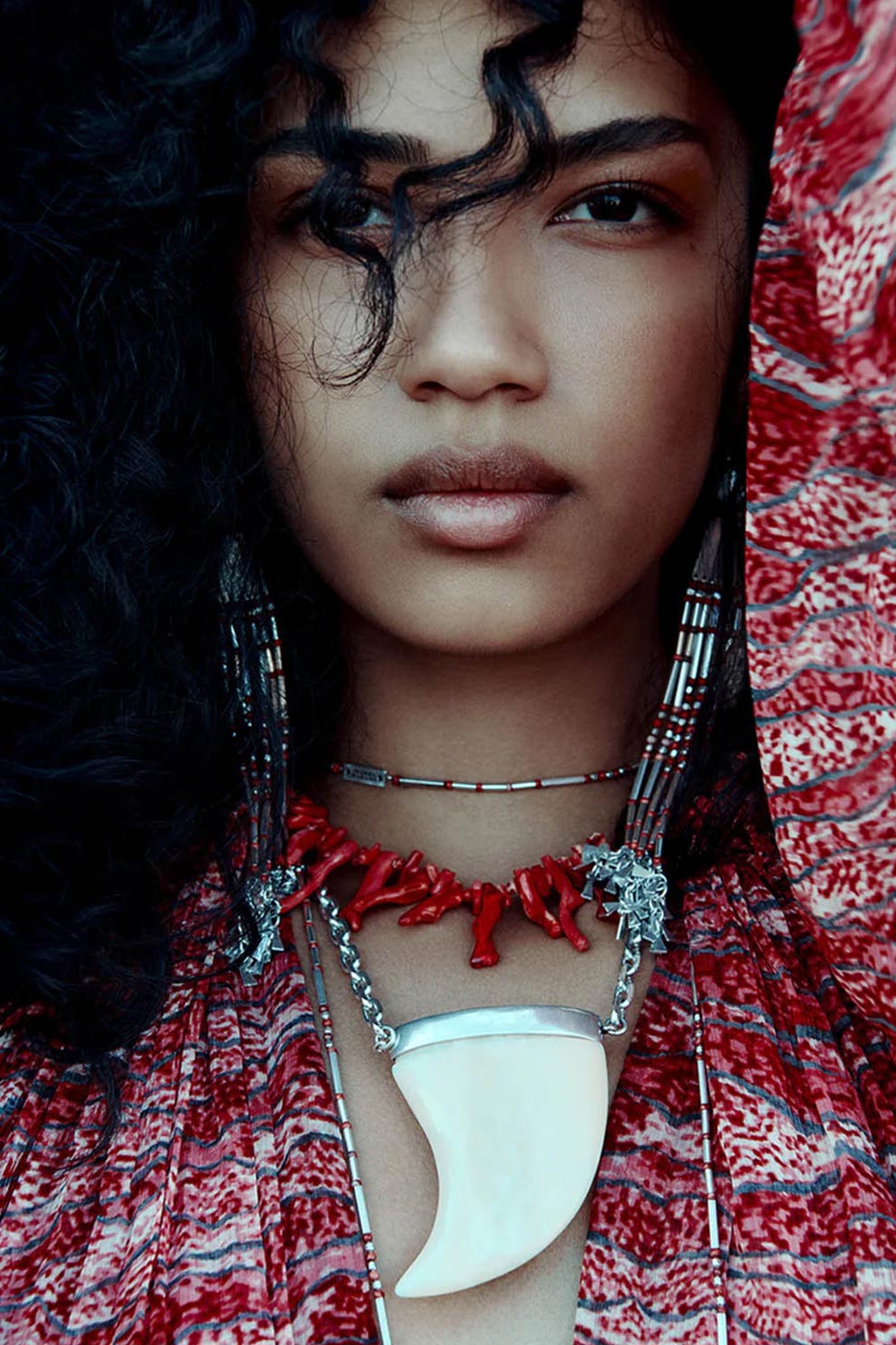 Collier dent de requin sur dimensionnée en os écru finition argentée Ellen Isabel Marant. Porté en accumulation avec un collier corail. Photo Robin Galiegue - Modèle Jessie Aina.