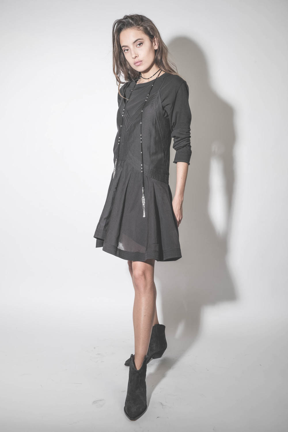 Boots en cuir suédé noir délavé Dewina Isabel Marant. Porté avec une petite robe noire.