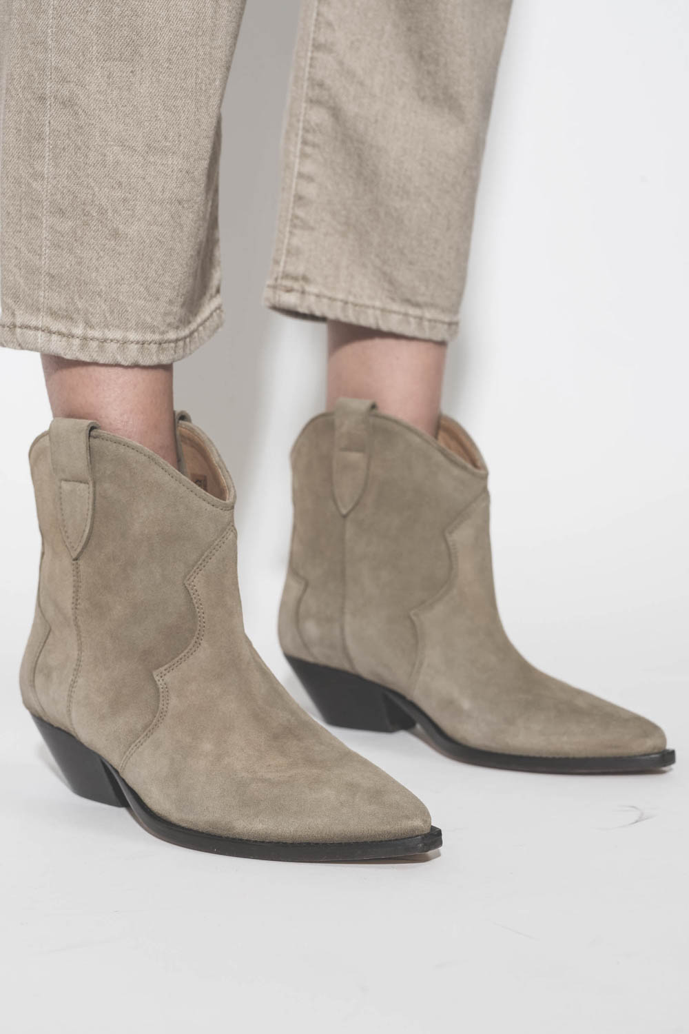 Boots en cuir suédé taupe Dewina Isabel Marant. Porté de profil.