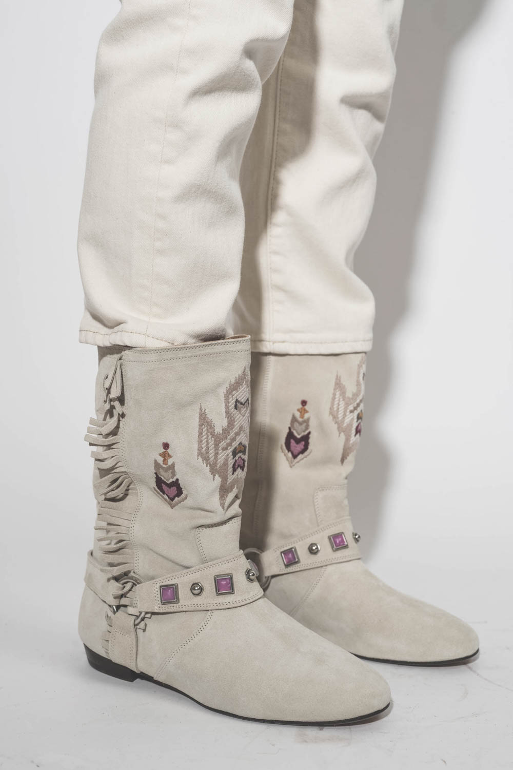 Bottes en cuir suédé écru brodées harnais et mini franges sur les côtés Siani Isabel Marant. Porté avec un jean Boy Straight écru.