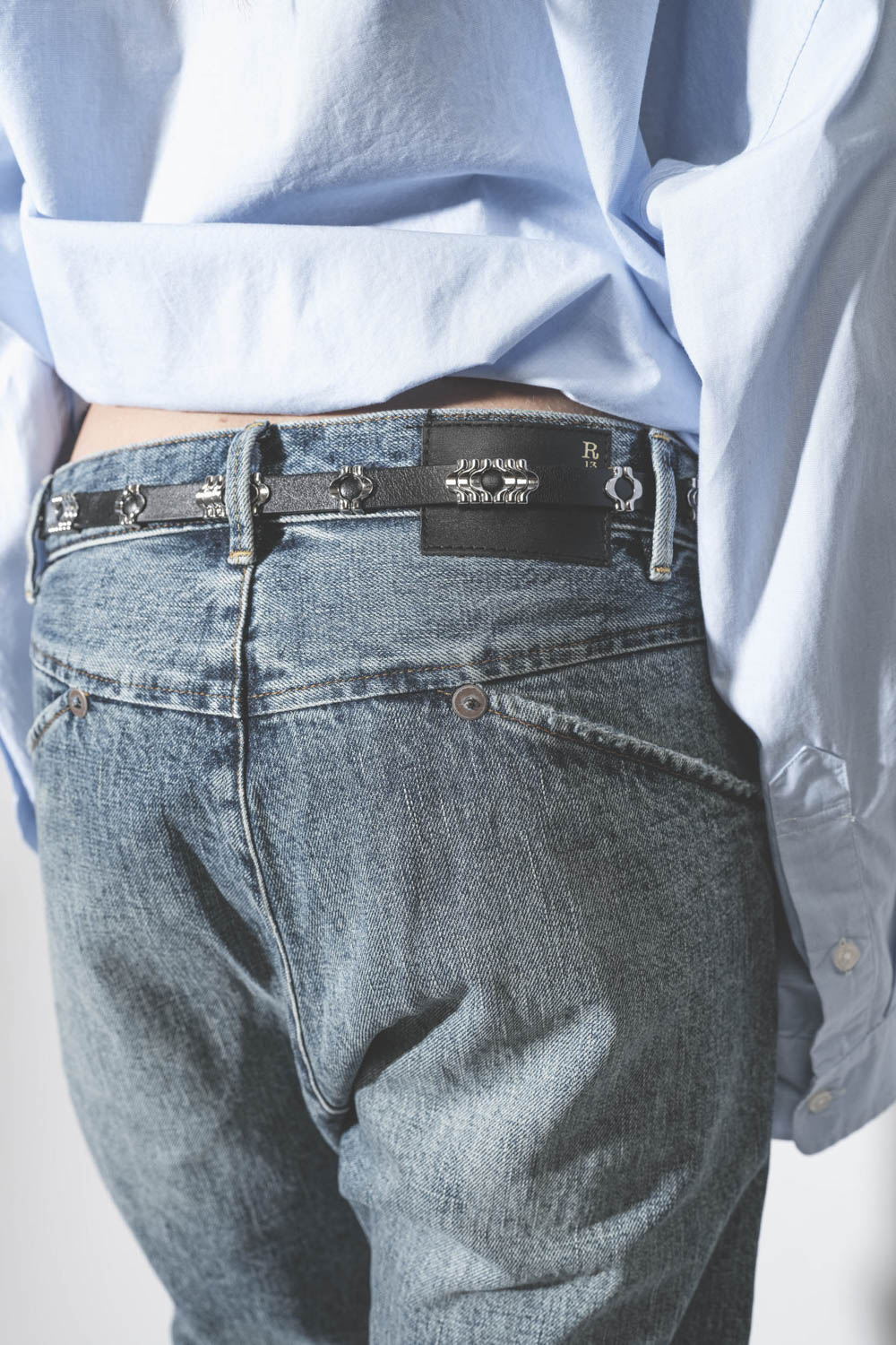 Ceinture fine en cuir noir bijoux argentés Odena Isabel Marant. Porté de dos.