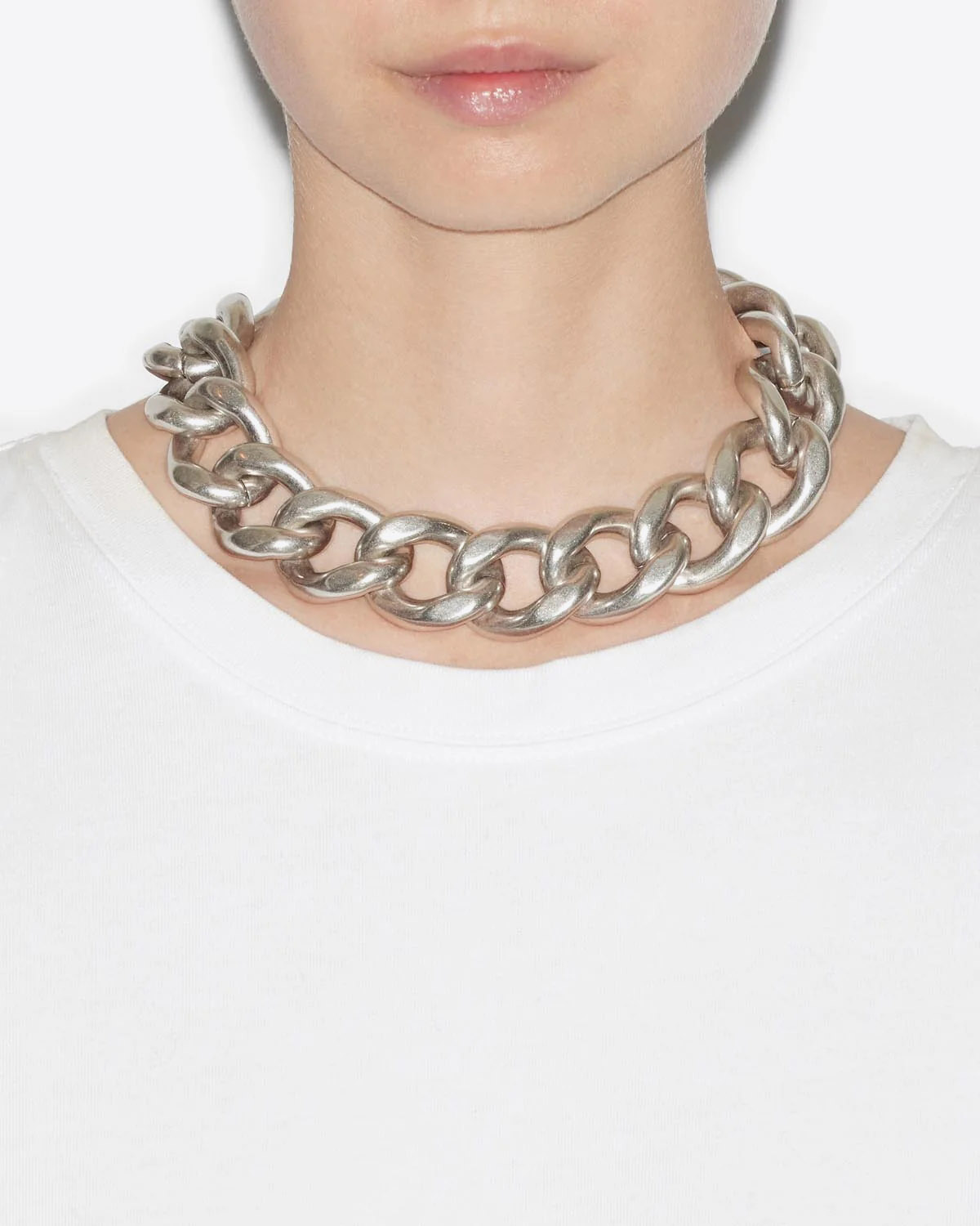 Collier Ras du cou Links Isabel Marant en Métal Argenté. Vue porté au cou. 