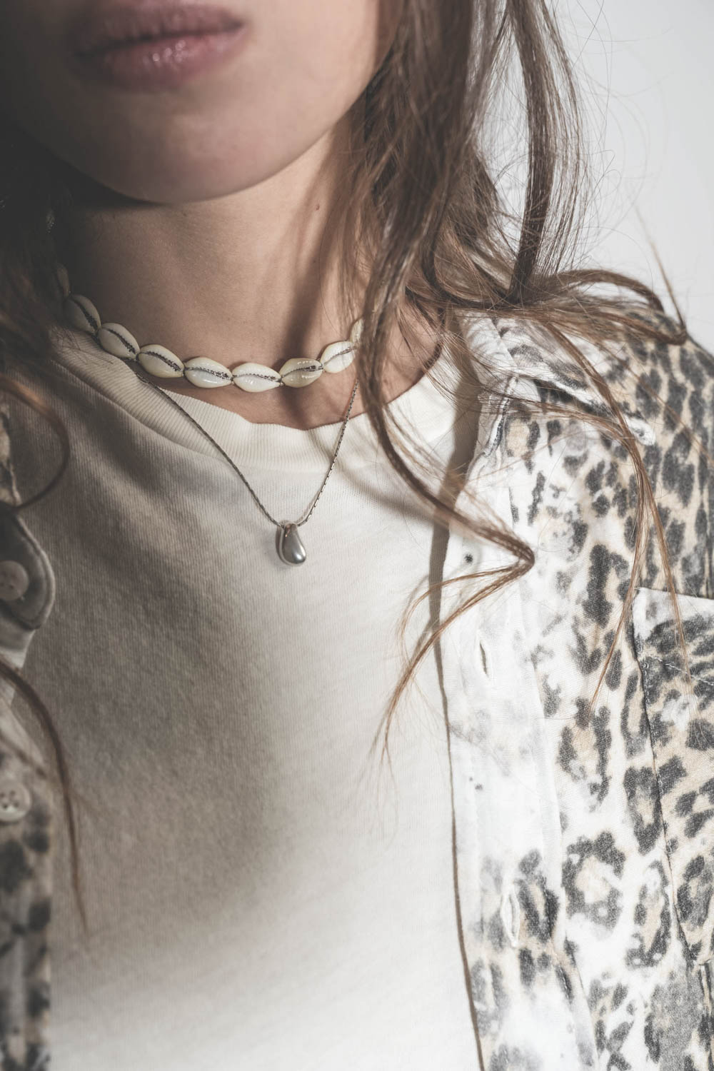 Médaille chaine argenté avec perle en métal argenté Shiny Day Isabel Marant. Porté avec un collier coquillages. 