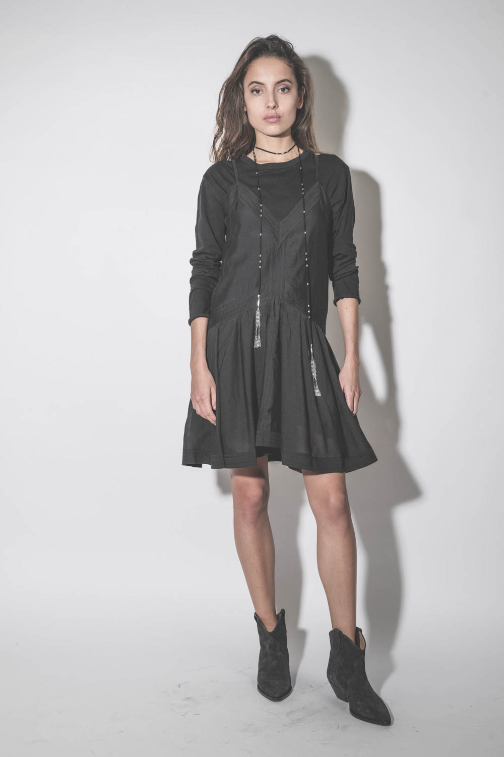 Robe courte fines bretelles en coton noir fluide Danielle Marant Etoile. Porté de face.