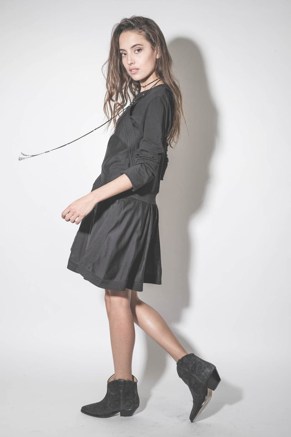 Robe courte fines bretelles en coton noir fluide Danielle Marant Etoile. Porté de profil.